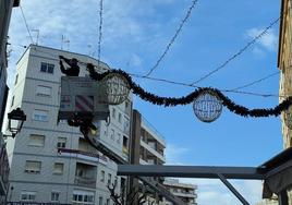 Operarios muncicipales siguen colocando los motivos que iluminarán la Navidad