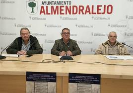 El alcalde, en el centro, junto a representates de la organización