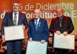 Rama, Díaz y Carrasco posan con sus distinciones a la finalización del acto