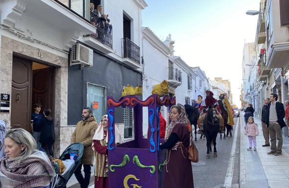 El Heraldo de Barros ha llegado a lomos de un caballo.