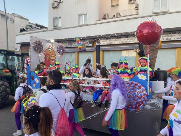 El colorido y la música llevaron la alegría durante todo el recorrido en varios puntos de la ciudad.