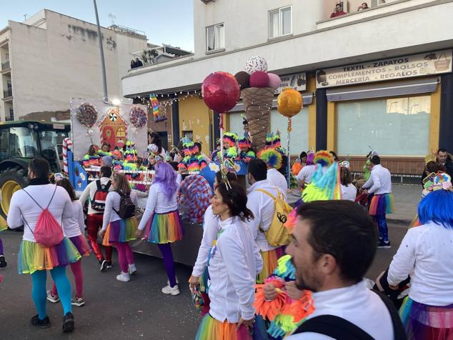 El colorido y la música llevaron la alegría durante todo el recorrido en varios puntos de la ciudad.