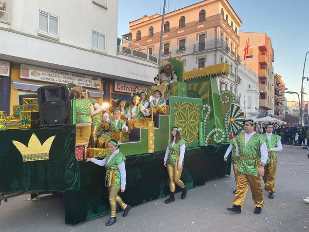 El colorido y la música llevaron la alegría durante todo el recorrido en varios puntos de la ciudad.