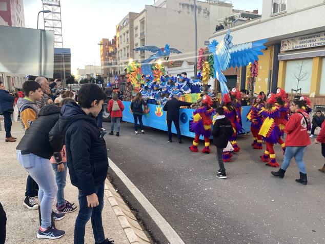 El colorido y la música llevaron la alegría durante todo el recorrido en varios puntos de la ciudad.