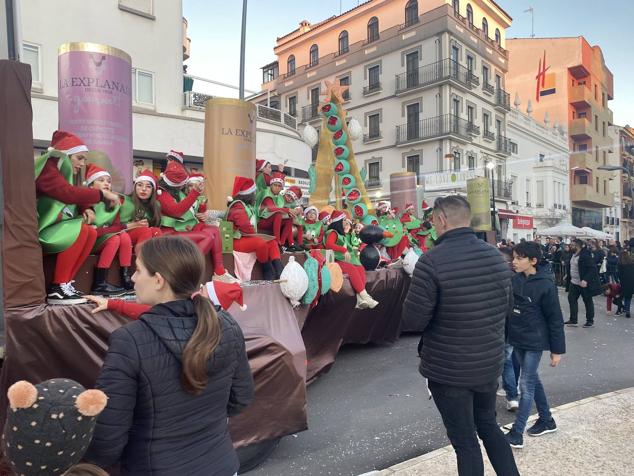 El colorido y la música llevaron la alegría durante todo el recorrido en varios puntos de la ciudad.