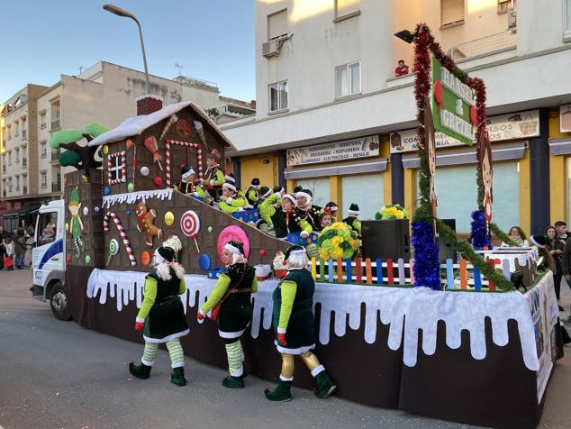 El colorido y la música llevaron la alegría durante todo el recorrido en varios puntos de la ciudad.