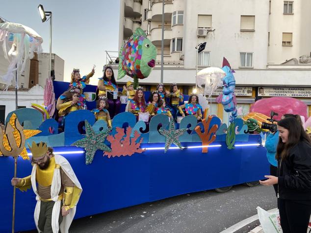 El colorido y la música llevaron la alegría durante todo el recorrido en varios puntos de la ciudad.