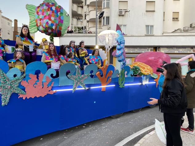 El colorido y la música llevaron la alegría durante todo el recorrido en varios puntos de la ciudad.