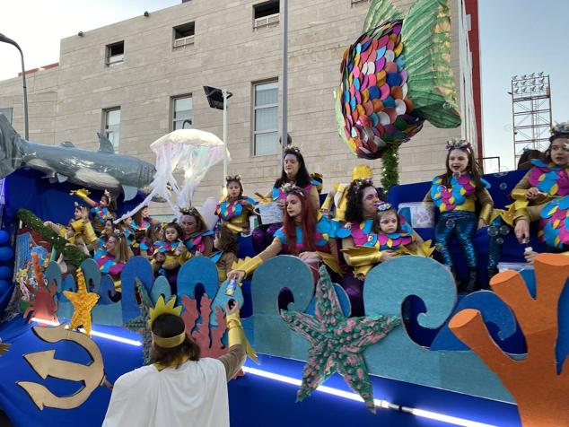 El colorido y la música llevaron la alegría durante todo el recorrido en varios puntos de la ciudad.