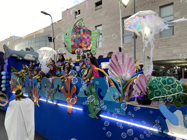 El colorido y la música llevaron la alegría durante todo el recorrido en varios puntos de la ciudad.