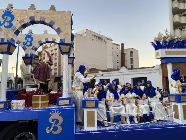 El colorido y la música llevaron la alegría durante todo el recorrido en varios puntos de la ciudad.