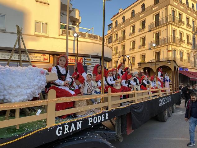 El colorido y la música llevaron la alegría durante todo el recorrido en varios puntos de la ciudad.