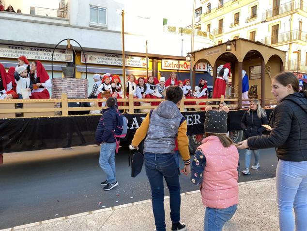 El colorido y la música llevaron la alegría durante todo el recorrido en varios puntos de la ciudad.