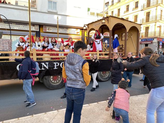 El colorido y la música llevaron la alegría durante todo el recorrido en varios puntos de la ciudad.