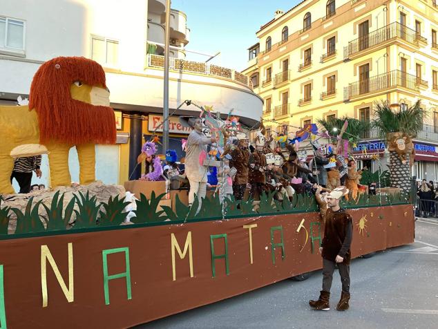 El colorido y la música llevaron la alegría durante todo el recorrido en varios puntos de la ciudad.