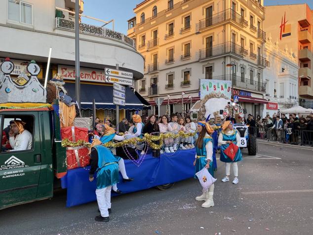 El colorido y la música llevaron la alegría durante todo el recorrido en varios puntos de la ciudad.