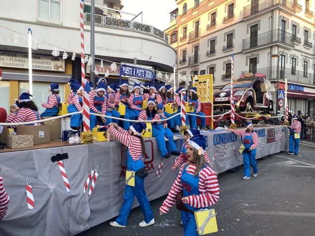 El colorido y la música llevaron la alegría durante todo el recorrido en varios puntos de la ciudad.