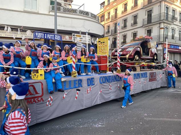 El colorido y la música llevaron la alegría durante todo el recorrido en varios puntos de la ciudad.
