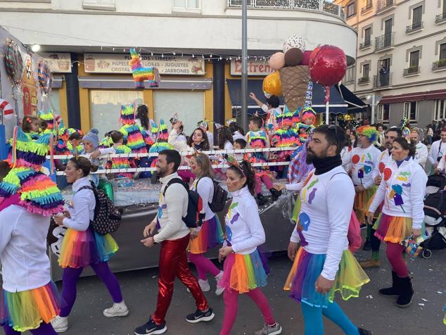 El colorido y la música llevaron la alegría durante todo el recorrido en varios puntos de la ciudad.
