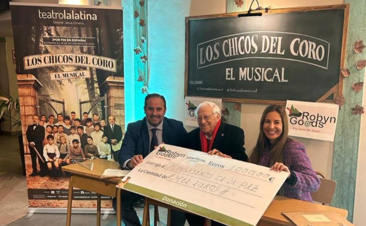 Ito junto al padre Ángel e Isabella Díaz. 