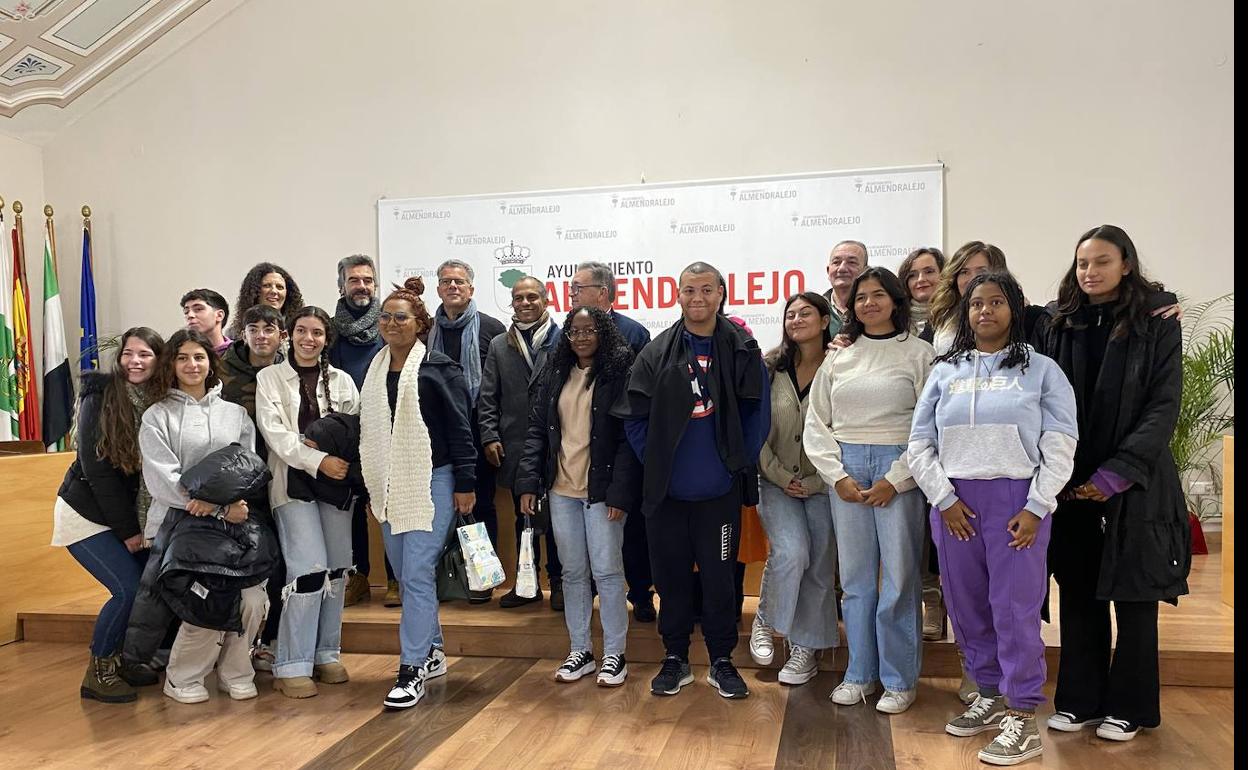 Estudiantes de Reunión han sido recibidos en el salón de plenos municipal. 