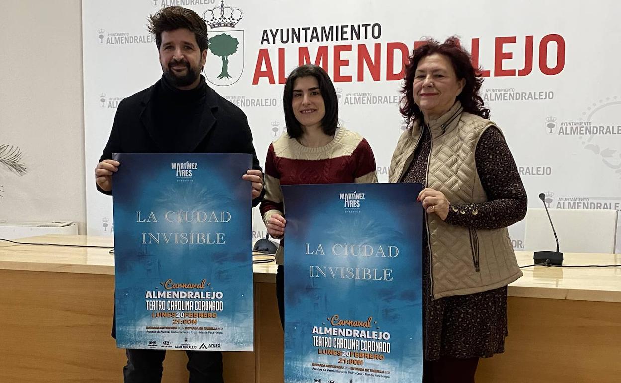 Los promotores flanquean a la concejala y muestran el cartel. 
