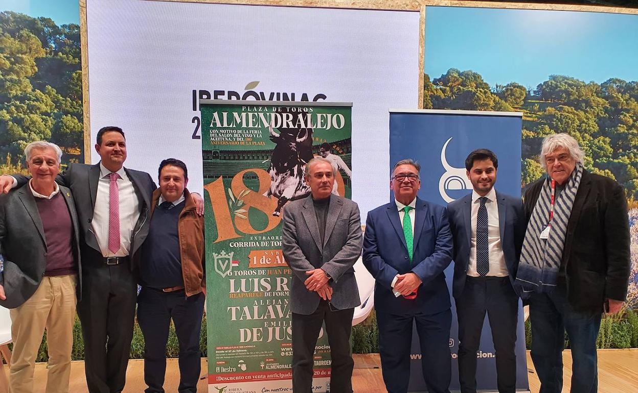 Luis Reina en Madrid junto al alcalde y representantes de la empresa. 