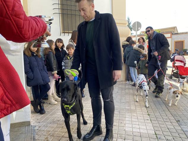 Perros, gatos, pájaros y conejos pasaron por la cola para ser bendecidos