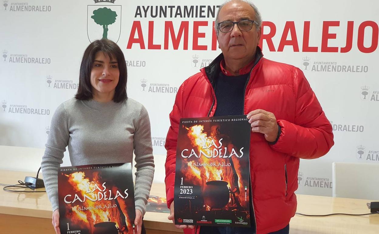 La concejala y Andrés González Hortigón, autor de la fotografía del cartel. 