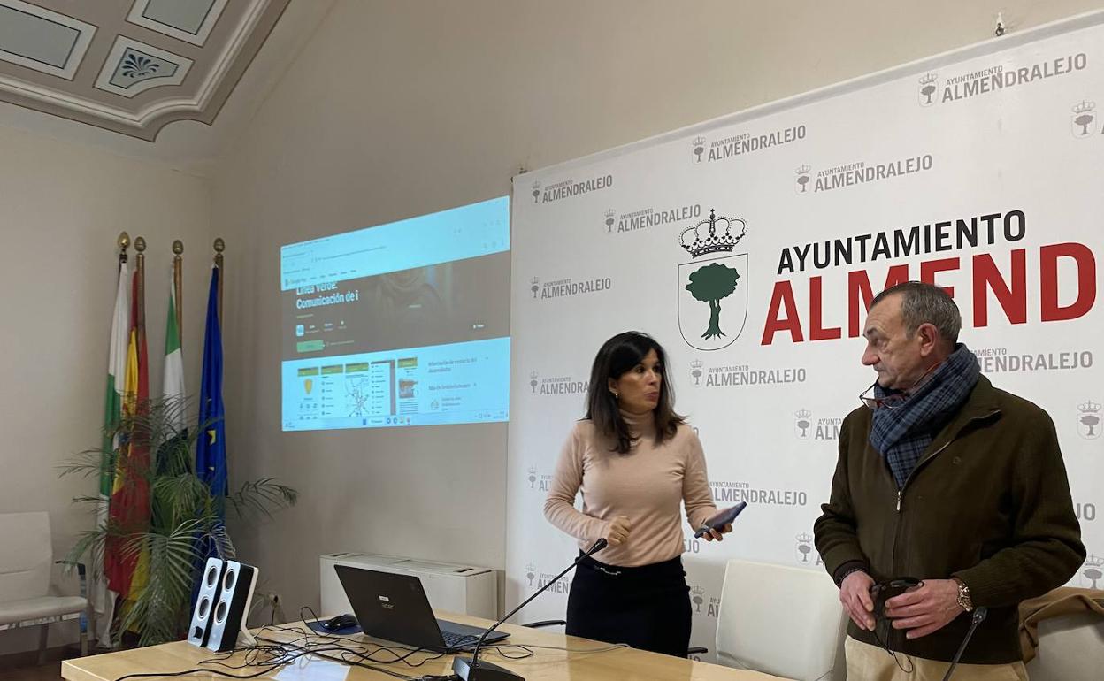 La responsable de zona de PreZero charla con el concejal de Limpieza. 