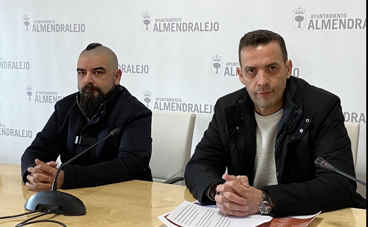 El mago Trevelan, que organiza el festival, junto al concejal de Cultura. 