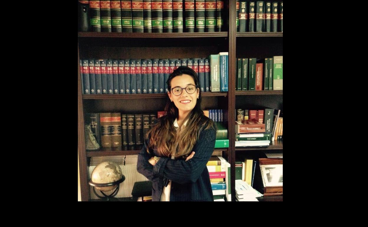 Adora Gutiérrez Lamoneda es abogada y tiene 35 años. 