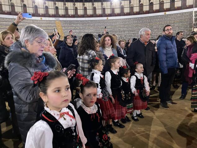 Las 60 candelas prendieron todas al unísono a las ocho de la tarde. 