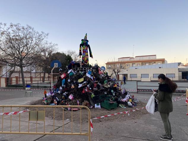 Las 60 candelas prendieron todas al unísono a las ocho de la tarde. 