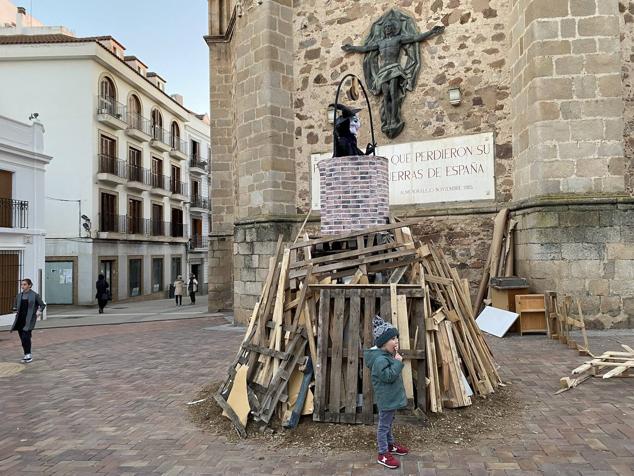 Las 60 candelas prendieron todas al unísono a las ocho de la tarde. 