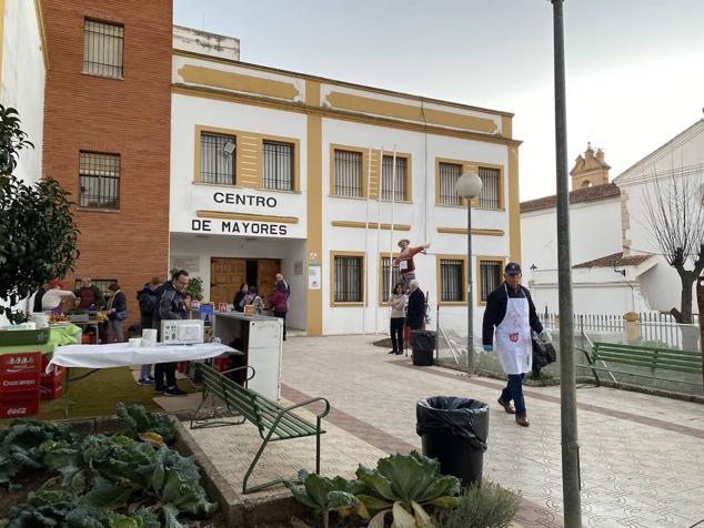 Las 60 candelas prendieron todas al unísono a las ocho de la tarde. 