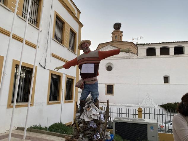 Las 60 candelas prendieron todas al unísono a las ocho de la tarde. 