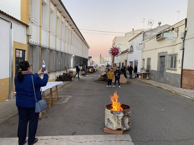 Las 60 candelas prendieron todas al unísono a las ocho de la tarde. 