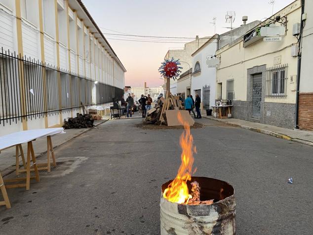 Las 60 candelas prendieron todas al unísono a las ocho de la tarde. 