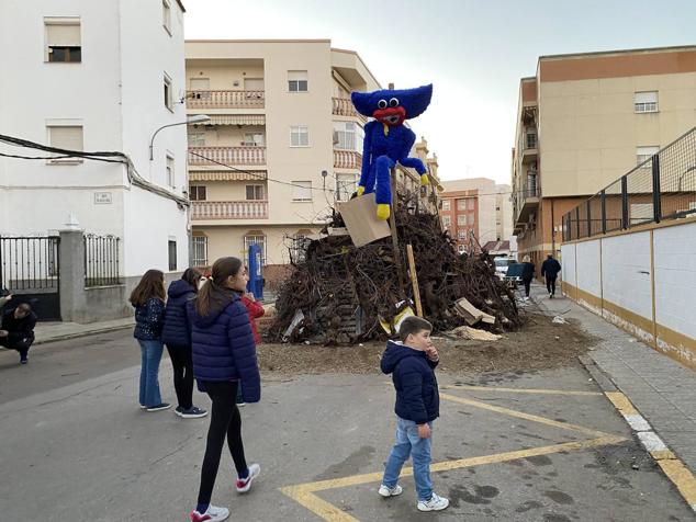 Las 60 candelas prendieron todas al unísono a las ocho de la tarde. 