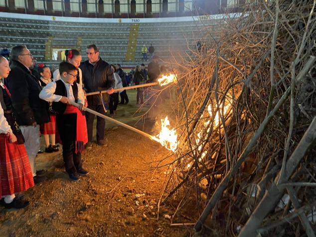 Las 60 candelas prendieron todas al unísono a las ocho de la tarde. 