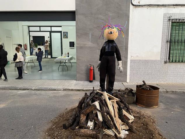 Las 60 candelas prendieron todas al unísono a las ocho de la tarde. 