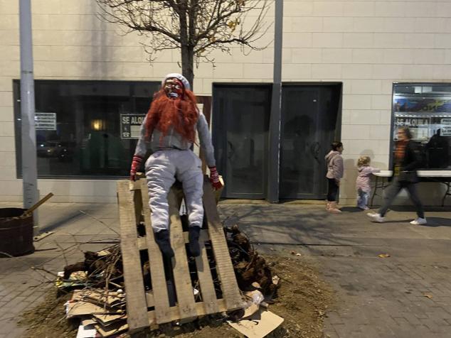 Las 60 candelas prendieron todas al unísono a las ocho de la tarde. 