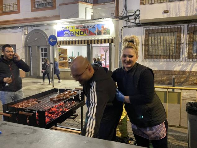 Las 60 candelas prendieron todas al unísono a las ocho de la tarde. 