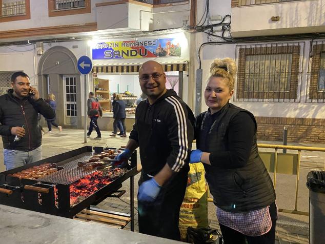 Las 60 candelas prendieron todas al unísono a las ocho de la tarde. 