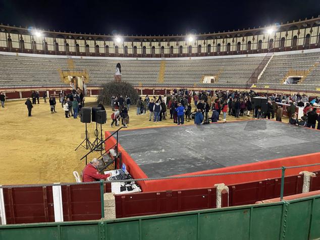 Las 60 candelas prendieron todas al unísono a las ocho de la tarde. 