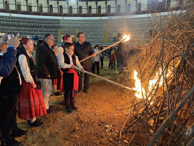Las 60 candelas prendieron todas al unísono a las ocho de la tarde. 