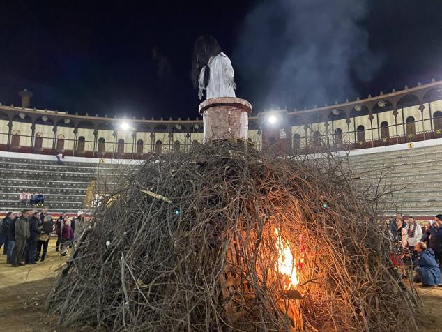 Las 60 candelas prendieron todas al unísono a las ocho de la tarde. 