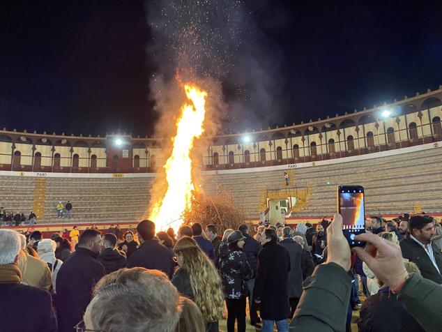 Las 60 candelas prendieron todas al unísono a las ocho de la tarde. 