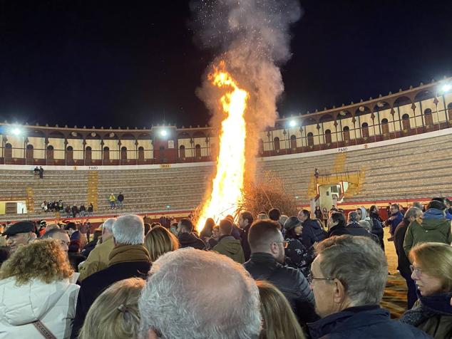 Las 60 candelas prendieron todas al unísono a las ocho de la tarde. 